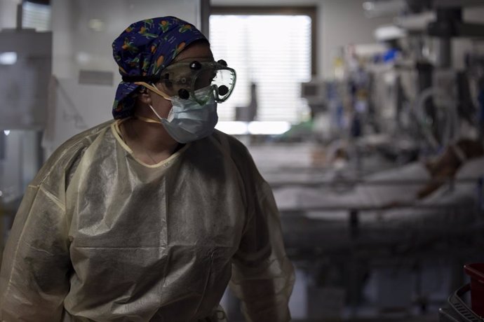 Una trabajadora de la limpieza durante su jornada laboral en la Unidad de Cuidados Intensivos (UCI) dedicada a enfermos de coronavirus del Hospital Universitario Ramón y Cajal, en Madrid (España), a 8 de octubre de 2020. Durante esta segunda oleada de l