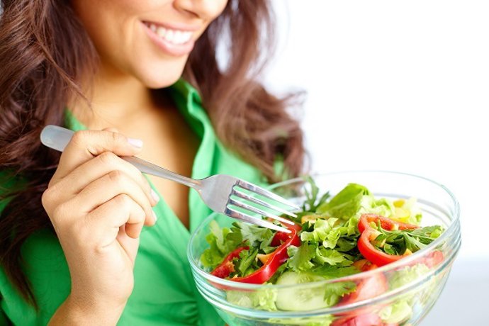 Mujer tomando una ensalada