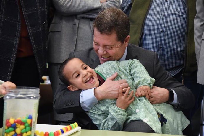 El presidente de C-LM, Emiliano García-Page, con un niño, con motivo del día de la infancia.