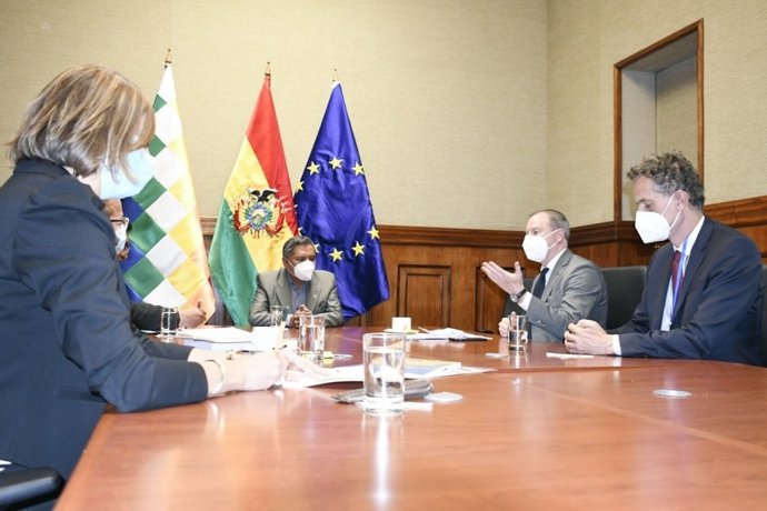 La misión de observación electoral de la UE entrega su informe a Rogelio Mayta