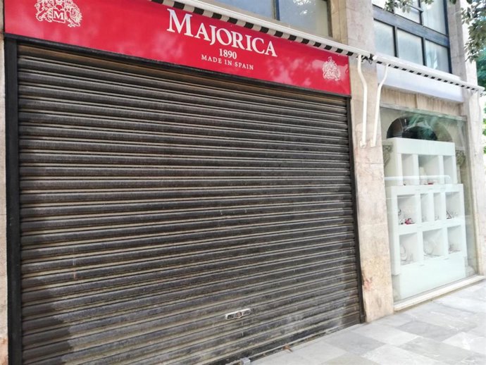 La tienda de Majorica en la calle Palau Reial de Palma, cerca de la catedral, con la persiana bajada.