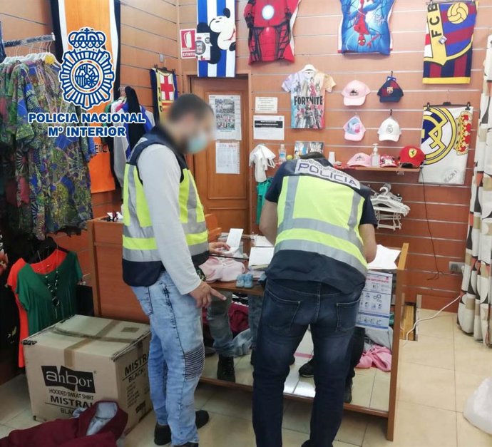 Detenidas ocho personas en una operación contra la venta de ropa y complementos falsificados en establecimientos de Benidorm