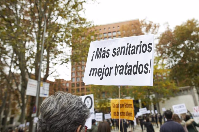 Una persona sostiene una pancarta donde se lee "'¡Más sanitarios mejor tratados!" durante una concentración de Enfermería de Madrid Unida, frente al Ministerio de Sanidad, en Madrid (España), a 15 de noviembre de 2020.