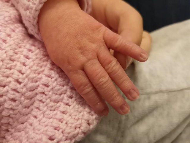 La mano de una bebé en el Día Universal del Niño