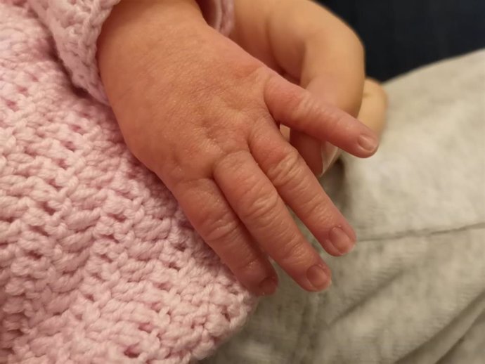 La mano de una bebé en el Día Universal del Niño