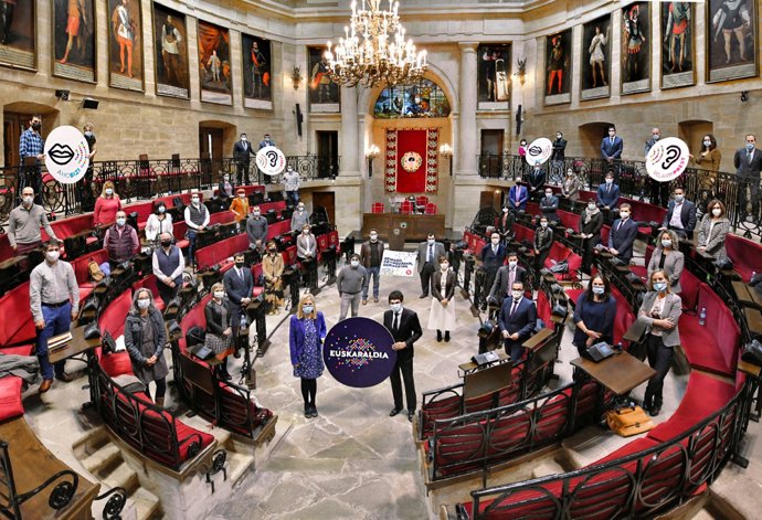 Los junteros de Bizkaia apoyan la iniciativa Euskaraldia en la Casa de Juntas de Gernika, encabezados por Ana Otadui (presidenta de las Juntas Generales vizcaína) y Unai Rementeria (diputado general de Bizkaia).