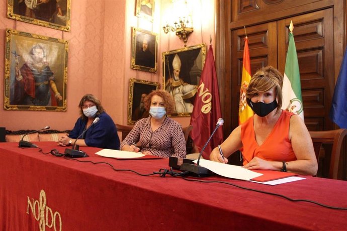Adela Castaño, en el centro de la imagen, en el Ayuntamiento