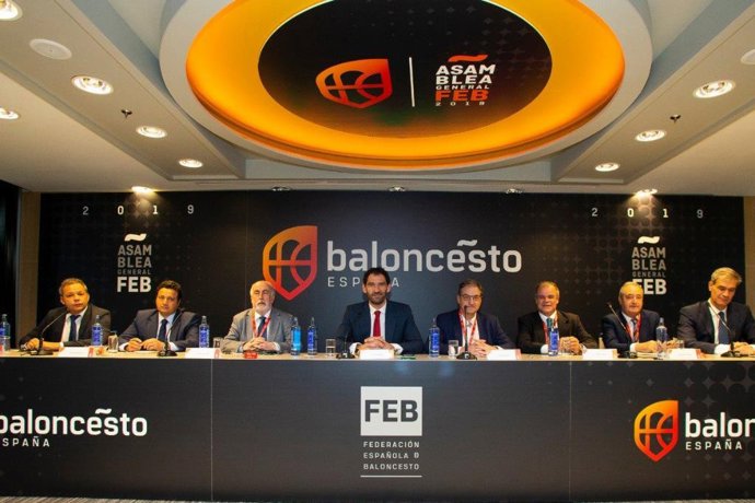 La Asamblea General Ordinaria de la FEB, presidida por Jorge Garbajosa