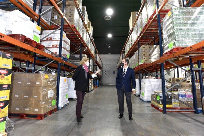 La presidenta de la Federación Catalana del Banc dels Aliments, Roser Brutau, y el director general de la Fundación la Caixa, Antonio Vila, en el almacén del banco de alimentos de Barcelona en una foto de archivo
