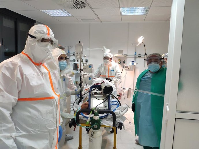 Profesionales sanitarios implantan un sistema de oxigenación extracorpórea a una paciente del Hospital de Los Pedroches
