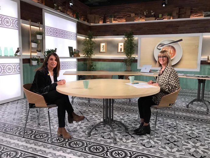 La consellera de Presidencia y portavoz del Govern, Meritxell Budó, y la periodista Gemma Nierga