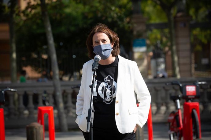 La presidenta de la ANC, Elisenda Paluzie, durante su intervención en un acto convocado por mnium Cultural en el Arc de Triomf de Barcelona para conmemorar el tercer aniversario de la jornada del 1 de octubre, en Barcelona, Cataluña.