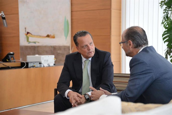 Luis Fuentes (derecha) recibe en su despacho a Mario Amilivia (izquierda).