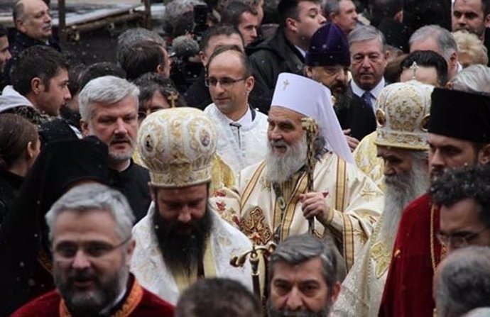 El jefe de la Iglesia Ortodoxa de Serbia, el patriarca Irineo, en el centro de la imagen con birrete blanco