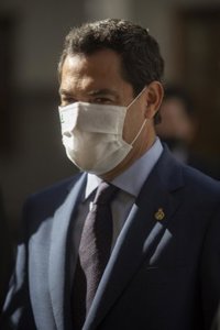 Moreno se dirige al 15% de andaluces que no cumplen las normas ante el Covid: "No vale, tenemos que ser todos"