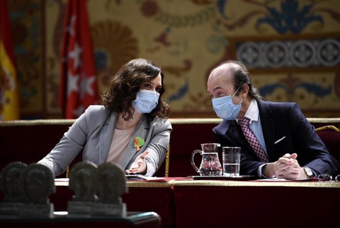 La presidenta de la Comunidad de Madrid, Isabel Díaz Ayuso y el consejero de Ciencia, Universidades e Innovación, Eduardo Sicilia, conversan durante la entrega de los Premios de Investigación de la Comunidad de Madrid.