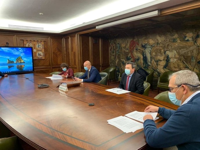 El alcalde (2I) preside la reunión telemática de la Junta Local de Gobierno.