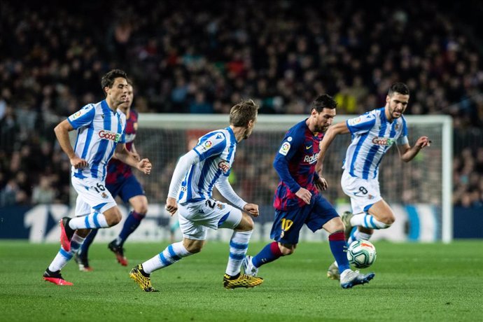 Messi conduce la pelota en el FC Barcelona - Real Sociedad de LaLiga Santander 2019-2020