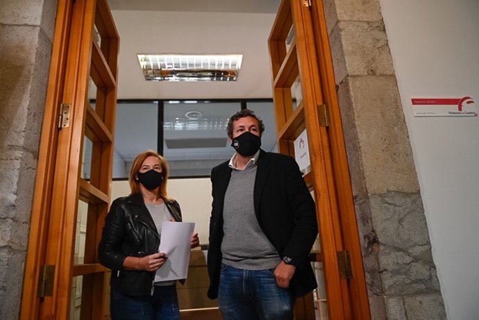 Los diputados del PP María José González Revuelta e Íñigo Fernández presentan la enmienda a la totalidad del grupo popular al proyecto de Presupuestos de Cantabria para 2021