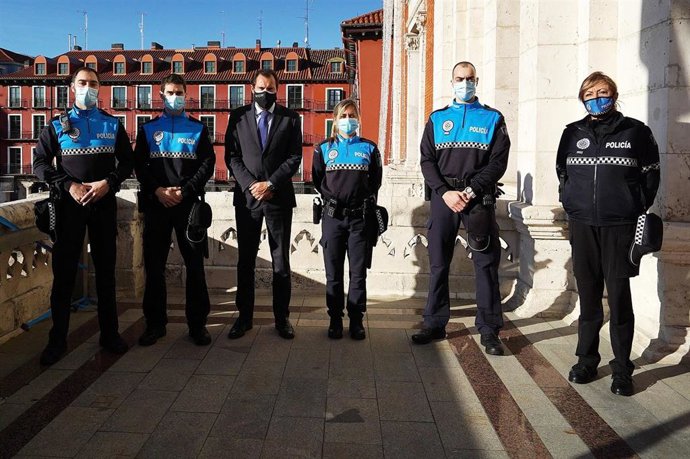 El alcalde de Valladolid, scar Puente, junto a los cuatro nuevos policías municipales y la intendente jefa, Julia González.