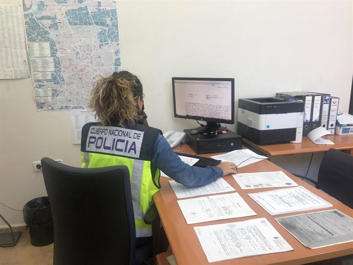 Una agente de Policía Nacional