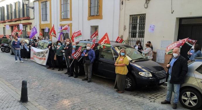 Concentración de CCOO Sevilla para reclamar la cobertura de 274 vacantes en centros educativos