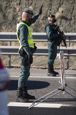 Imagen de archivo de dos agentes de la Guardia Civil en un control