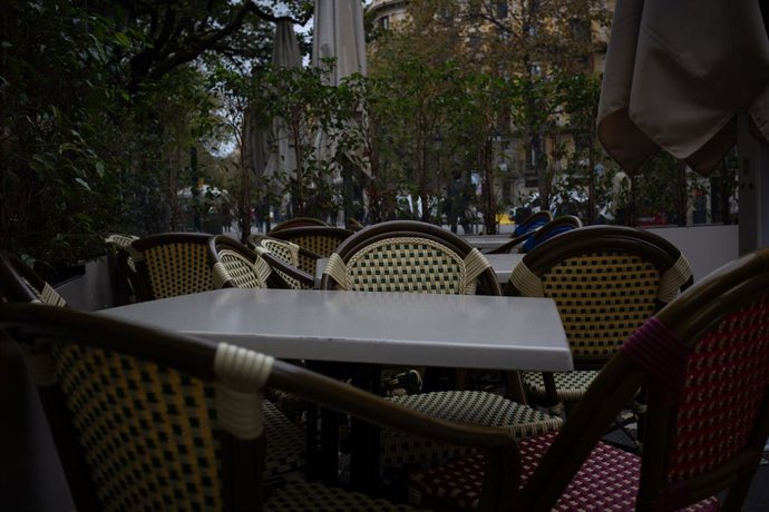 Cadires i taules de la terrassa d'un bar tancat. Barcelona, Catalunya (Espanya),  20 d'octubre del 2020.