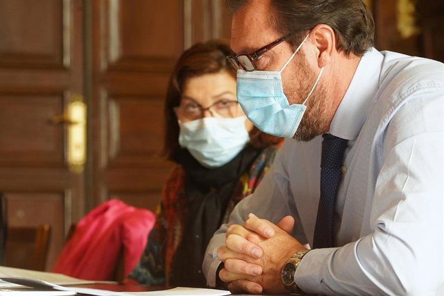 El alcalde, Óscar Puente, y la concejal de Educación, Infancia, Juventud e Igualdad, María Victoria Soto, participan en el Pleno del Consejo Municipal de la Infancia de Valladolid.