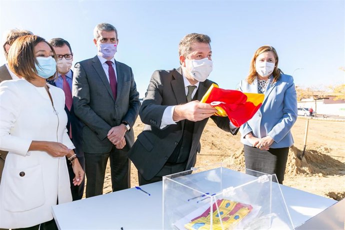 El presidente de Castilla-La Mancha, Emiliano García-Page, en la colación de la primera piedra del IESO de Olías del Rey,