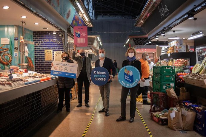 Montserrat Ballarín, Lluís Fatjó, Jaume Collboni y Roser Brutau posan tras el acto para dar el empujón final a la duodécima edición de la Gran Recogida de Alimentos en Catalunya, en el Mercat del Ninot, en Barcelona, a 20 de noviembre.