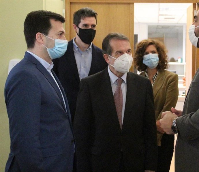El secretario xeral del PSdeG, Gonzalo Caballero, y el alcalde de Vigo y presidente de la FEMP, Abel Caballero, antes de la comparecencia del regidor en la comisión de reactivación económica postcovid del Parlamento de Galicia.