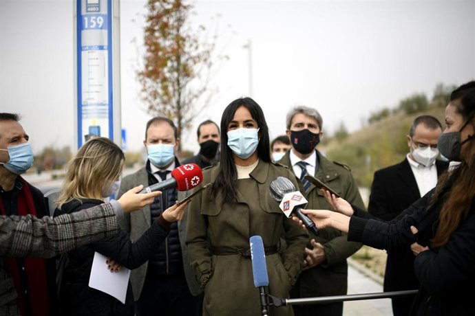 La vicealcaldesa de Madrid, Begoña Villacís, ofrece declaraciones a los medios de comunicación durante su visita a El Cañaveral 