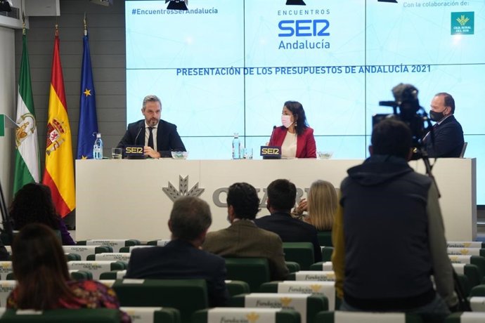 El consejero de Hacienda, Juan Bravo, la presidenta del Parlamento, Marta Bosquet, y el presidente de Caja Rural del Sur, José Luis García Palacios, este viernes en el acto de la Cadena Ser.