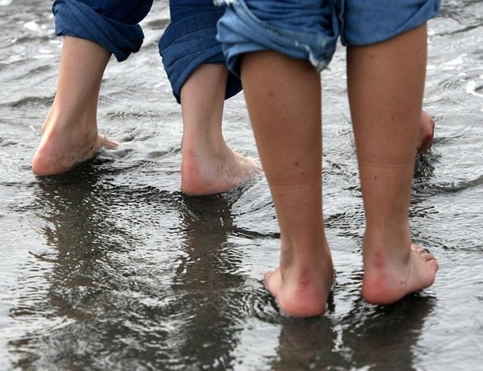 Niños jugando en el agua