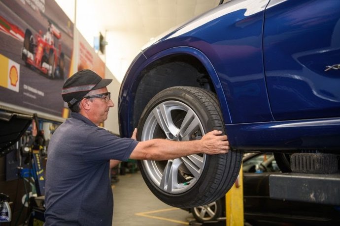 Cambio de ruedas en un taller.
