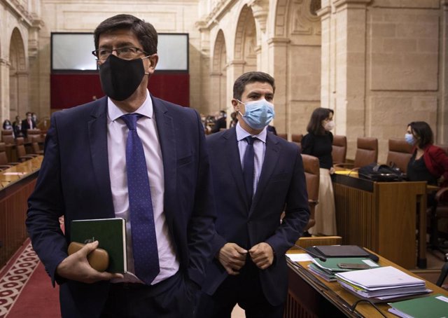 El vicepresidente de la Junta de Andalucía, Juan Marín (i), junto al portavoz del grupo parlamentario Ciudadanos, Sergio Romero (d), 