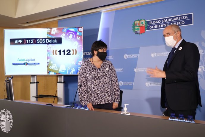 El consejero de Seguridad del Gobierno Vasco, Josu Erkoreka, presenta las nuevas funciones de la app 112 SOS Deiak