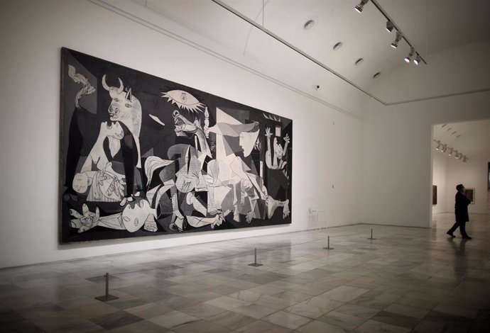 El 'Guernica' de Pablo Picasso en una de las salas del Museo Reina Sofía un día antes del término del estado de alarma