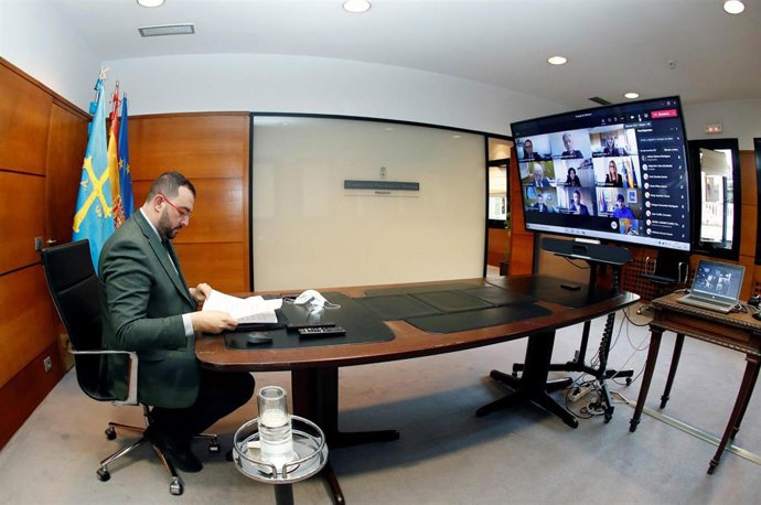 El presidente del Principado, Adrián Barbón, durante la reunión telemática del Consejo de Gobierno