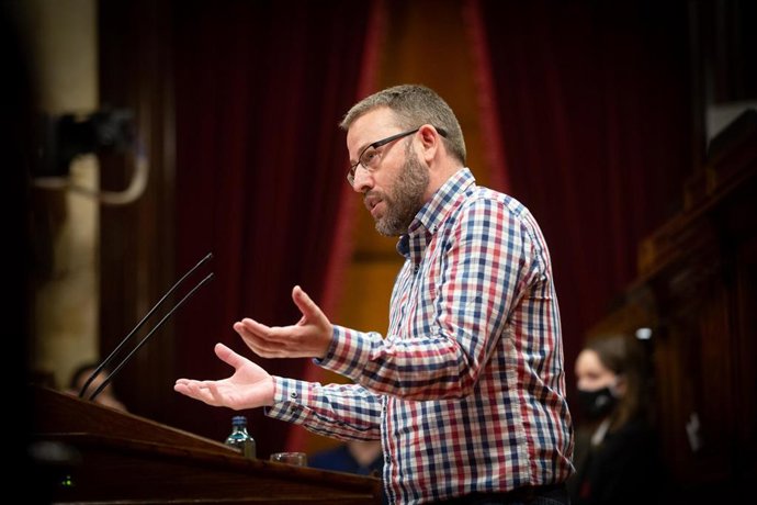 El diputado de la CUP Vidal Aragonés, interviene durante un pleno celebrado en el Parlament de Cataluña para tratar la crisis sanitaria del coronavirus, en Barcelona, Catalunya, (España), a 6 de octubre de 2020. 