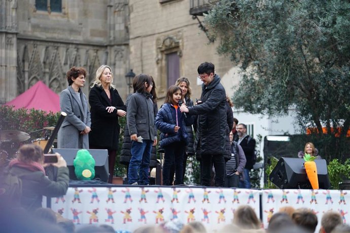 Los niños leyendo el pregón de las Festes de Santa Eullia ante las autoridades institucionales