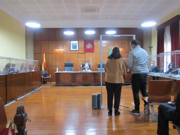 El acusado pide perdón asistido por una intraductora