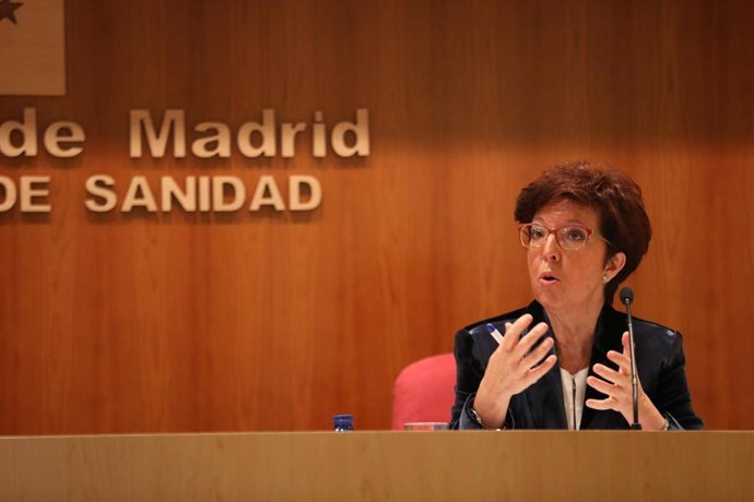 La directora general de Salud Pública, Elena Andradas, interviene durante una rueda de prensa en la Consejería de Sanidad