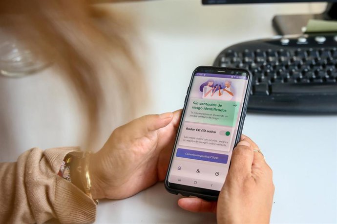 Una persona utiliza desde su teléfono móvil la aplicación Radar Covid, en Madrid (España) a 8 de octubre de 2020. La Comunidad de Madrid implanta esta aplicación, que permite un rastreo tecnológico para controlar la pandemia, a toda la autonomía tras 