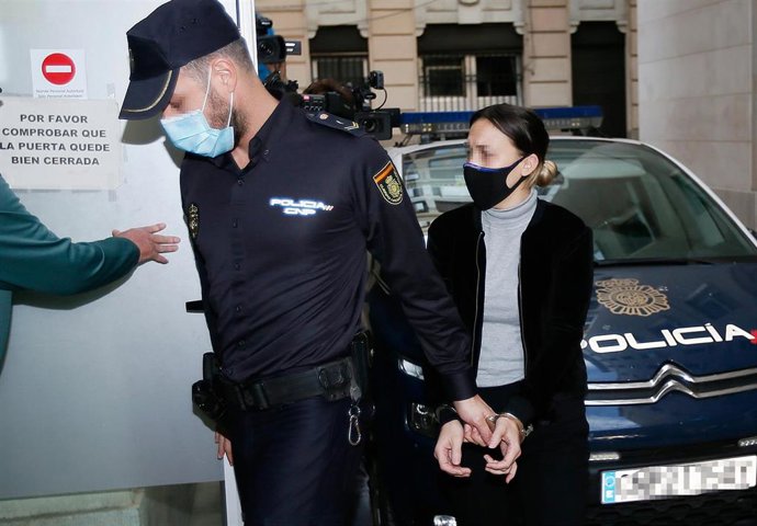 Custodiada por un agente de la Policía Nacional, la acusada de asesinar presuntamente al hijo de acogida de su pareja en la localidad alicantina de Elda se dirige al juzgado