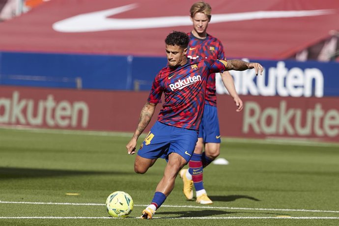 24 October 2020, Spain, Barcelona: Barcelona's Philippe Coutinho warms up before the start of the Spanish Primera Division soccer match between FC Barcelona and Real Madrid CF at Camp Nou. Photo: David Ramirez/DAX via ZUMA Wire/dpa