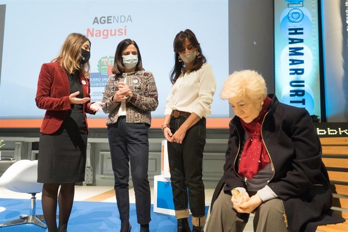 Nora Sarasola, de BBK, Beatriz Artolazabal y Beatriz Gázquez