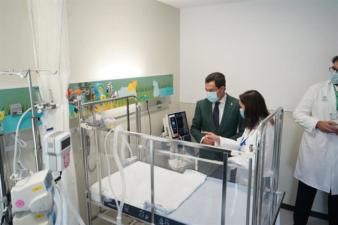 El presiente de la Junta, Juanma Moreno, en el Hospital Materno Infantil de Málaga