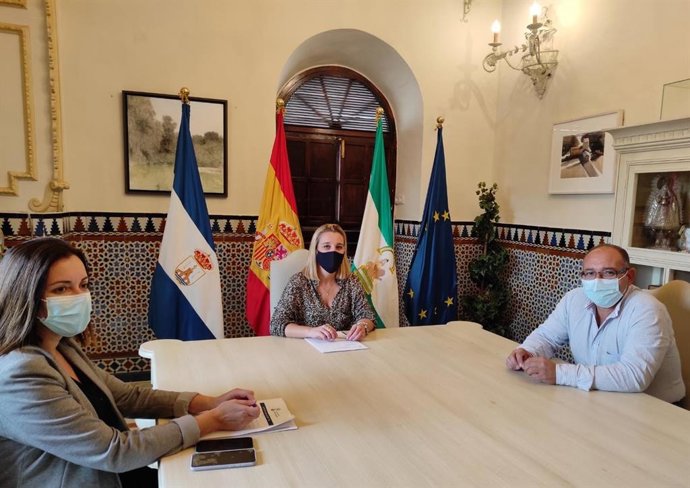 La alcaldesa de Alcalá de Guadaíra (Sevilla), Ana Isabel Jiménez, reunida con el sector comercio ambulante.